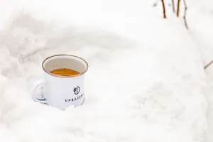 Plecháček 330 ml bílý smaltovaný hrnek zasněžené prostředí