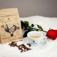 bílý šálek s podšálkem cappuccino papírové balení kávy 250 g červená růže