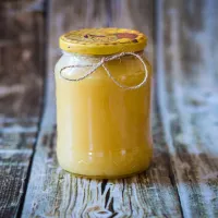 med květový lesní ve sklenici 0,5 kg žluté víčko jutový provázek