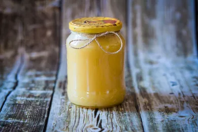 med květový lesní ve sklenici 0,5 kg žluté víčko jutový provázek