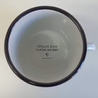 Plecháček 330 ml bílý s černým lemem uvnitř nápis UŽÍVEJTE ŽIVOT PLNÝMI DOUŠKY