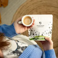 Startovací směs zrnková káva 100 % Arabica balení s logem UPRAŽENO šálek espressa