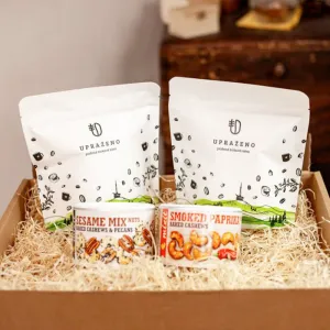 Dárkový balíček OŘÍŠKOVÁ SIESTA balení dvě bílé sáčky s logem a dvě plechovky ořechů